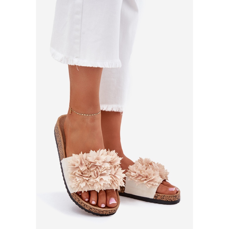 Chinelos femininos em uma sola de cortiça com flores decorativas bege 1