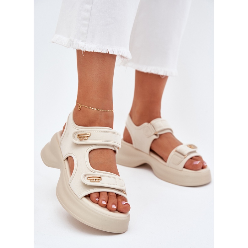 EVento Sandálias femininas com detalhes dourados bege 2