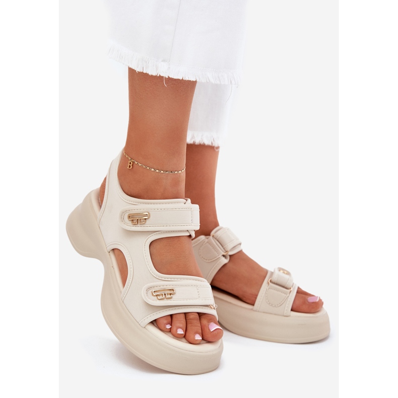 EVento Sandálias femininas com detalhes dourados bege 1