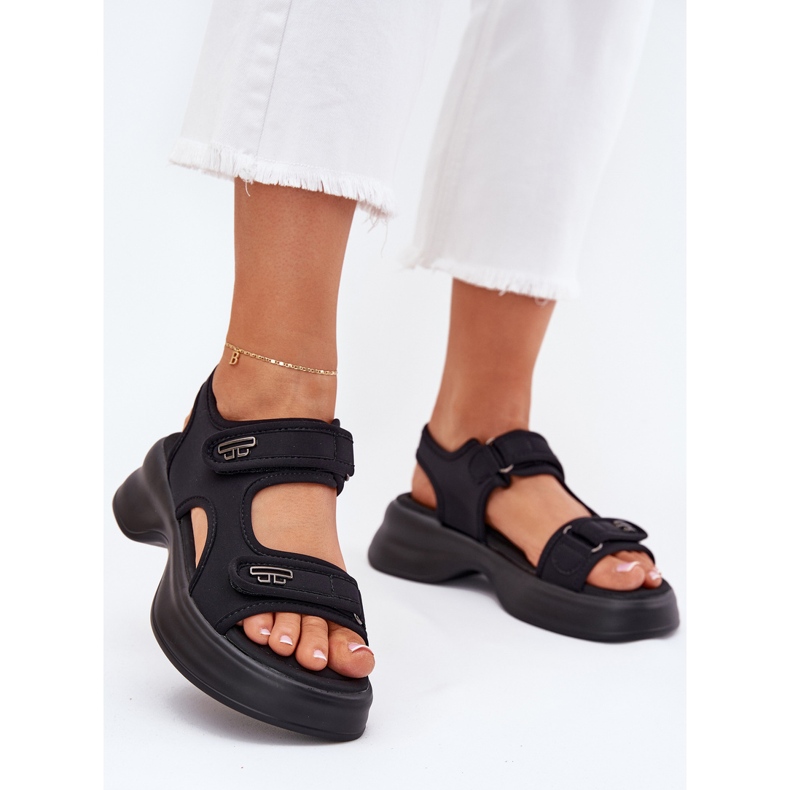 EVento Sandálias femininas com detalhes dourados pretos 2