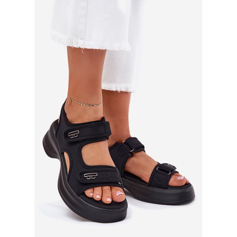 EVento Sandálias femininas com detalhes dourados pretos 1