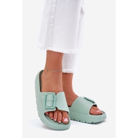 EVento Flip de espuma feminina na plataforma com uma fivela verde 1