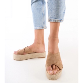 Alpargatas marrons com listras na plataforma marrom 1