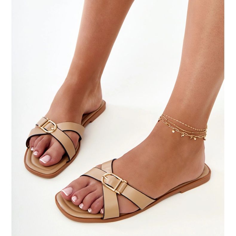 Flip -flops marrons com uma fivela decorativa no cinto marrom 1