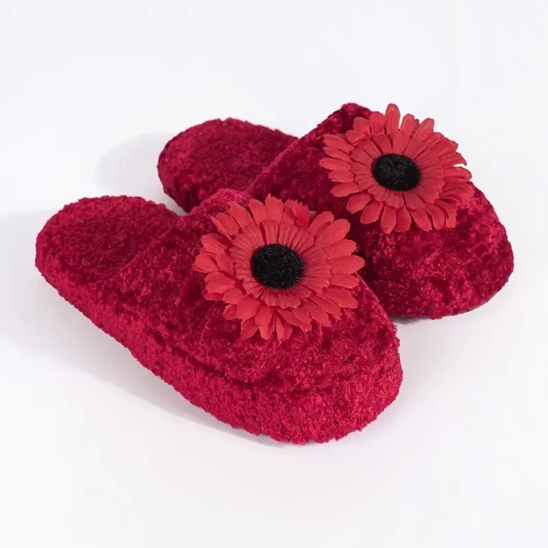Pequenos chinelos vermelhos com uma flor decorativa 2