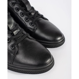 Sapatos de homens negros isolados com pêlo preto 1