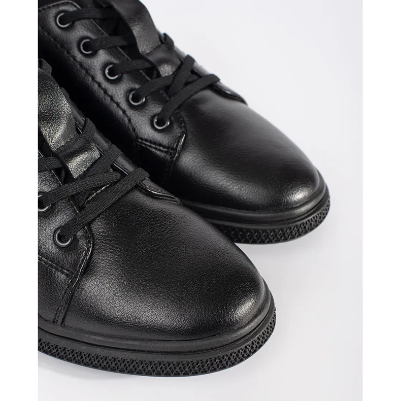 Sapatos de homens negros isolados com pêlo preto 1