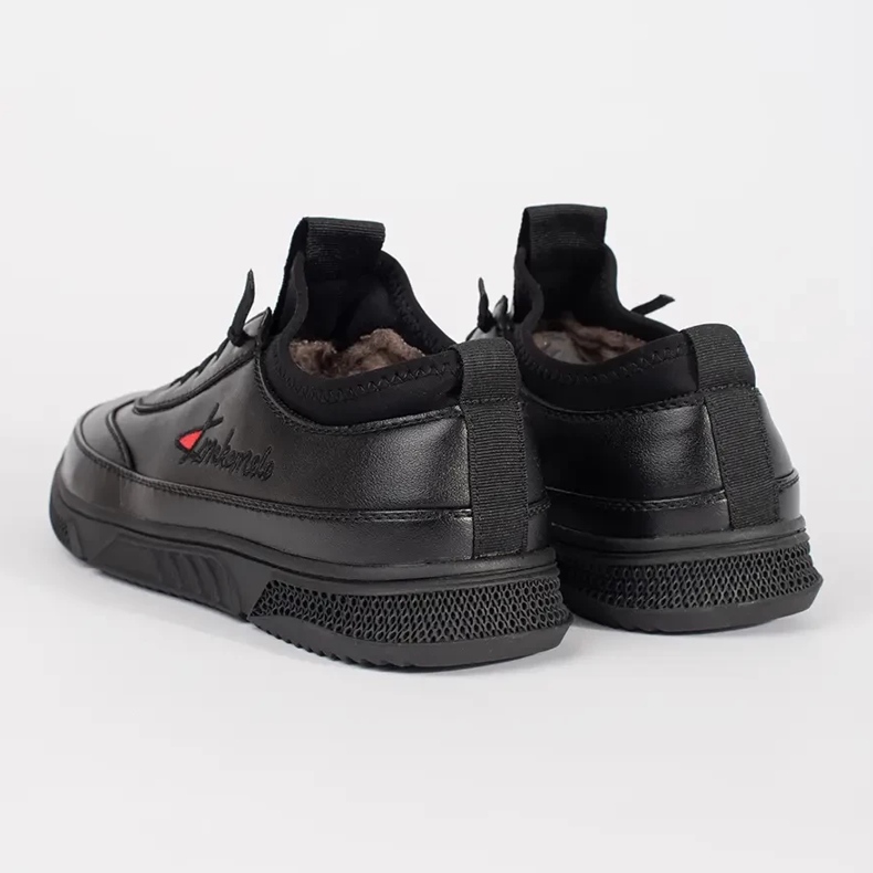 Sapatos esportivos pretos isolados 1