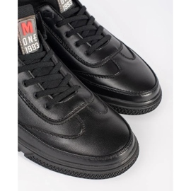 Sapatos esportivos pretos isolados 2