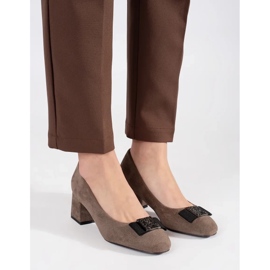 Bombas no post bege com um arco marrom 2