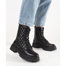 Trabalhadores acolchoados negros na plataforma preto 2