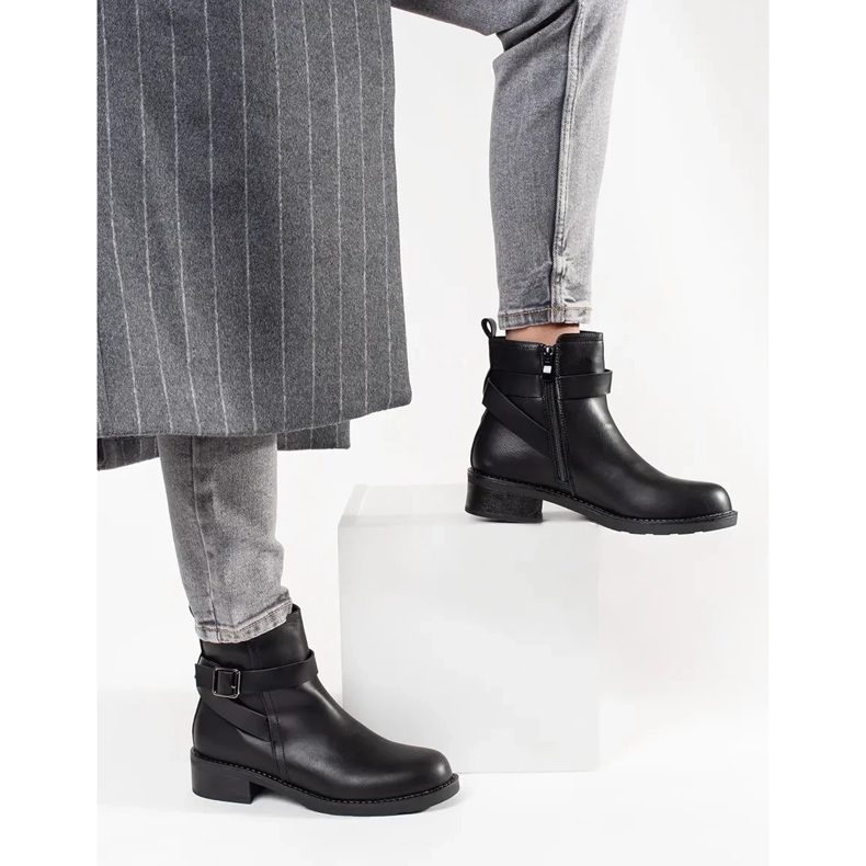 Botas pretas com brechas baixas decoradas com tiras preto 1 Botas pretas com brechas baixas decoradas com tiras preto 1