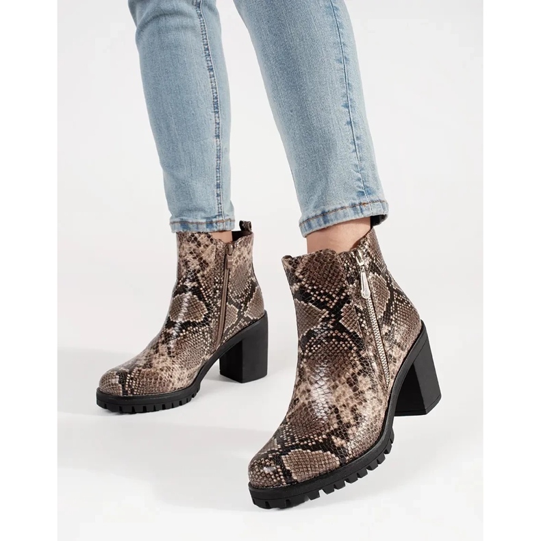 Saltos altos com um padrão de cobra castanho 2