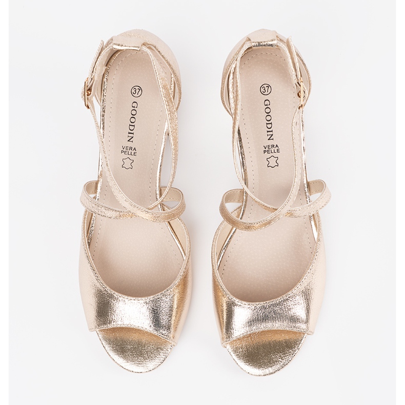 Goodin Sandálias de ouro em um post baixo dourado 2