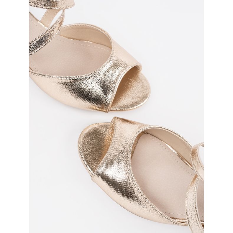 Goodin Sandálias de ouro em um post baixo dourado 1