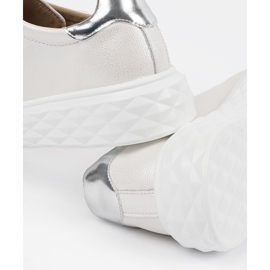 Tênis brancos e prateados com alfinetes de couro Sergio Leone 1