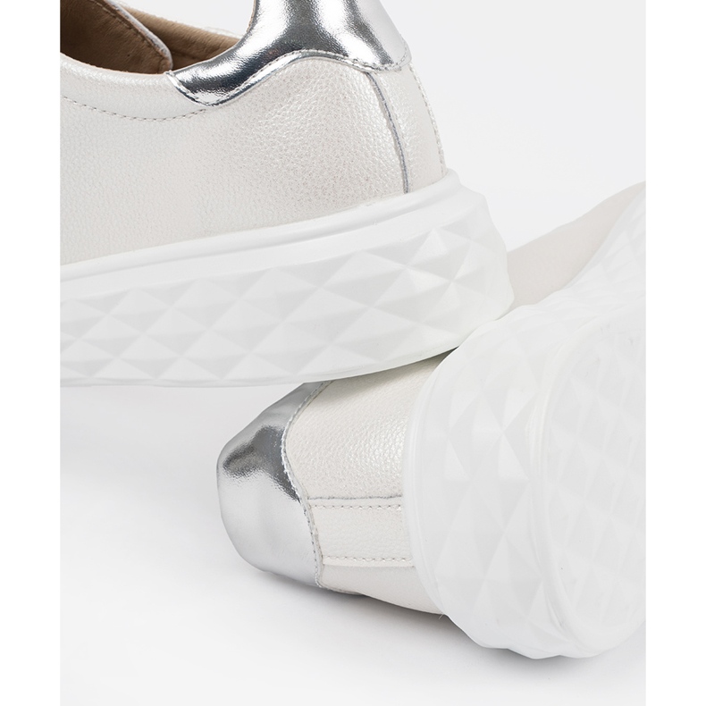 Tênis brancos e prateados com alfinetes de couro Sergio Leone 1