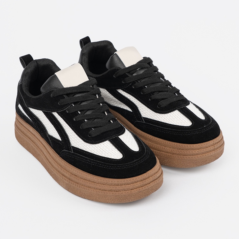 Tênis das mulheres negras com inserções brancas. preto 2