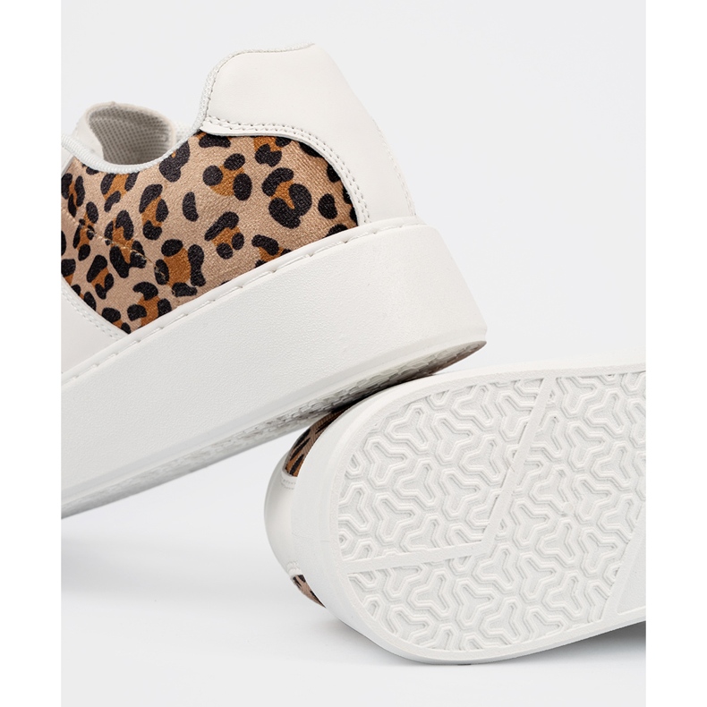 Tênis brancos com inserções de impressão de leopardo marrom 2