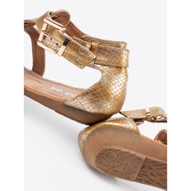 Sandálias douradas no estilo de japonês com fivelas dourado 2 Sandálias douradas no estilo de japonês com fivelas dourado 2