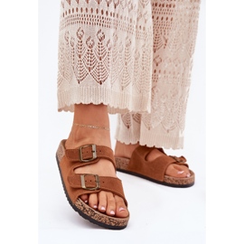 Camurça chinelos na sola de cortiça com fivelas de camelo castanho 2 Camurça chinelos na sola de cortiça com fivelas de camelo castanho 2