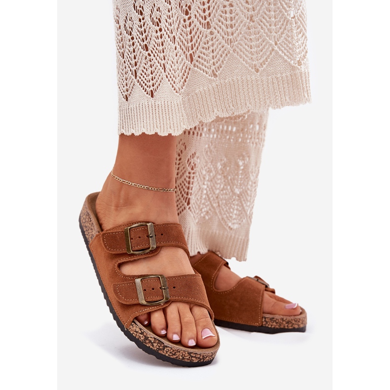 Camurça chinelos na sola de cortiça com fivelas de camelo castanho 1 Camurça chinelos na sola de cortiça com fivelas de camelo castanho 1