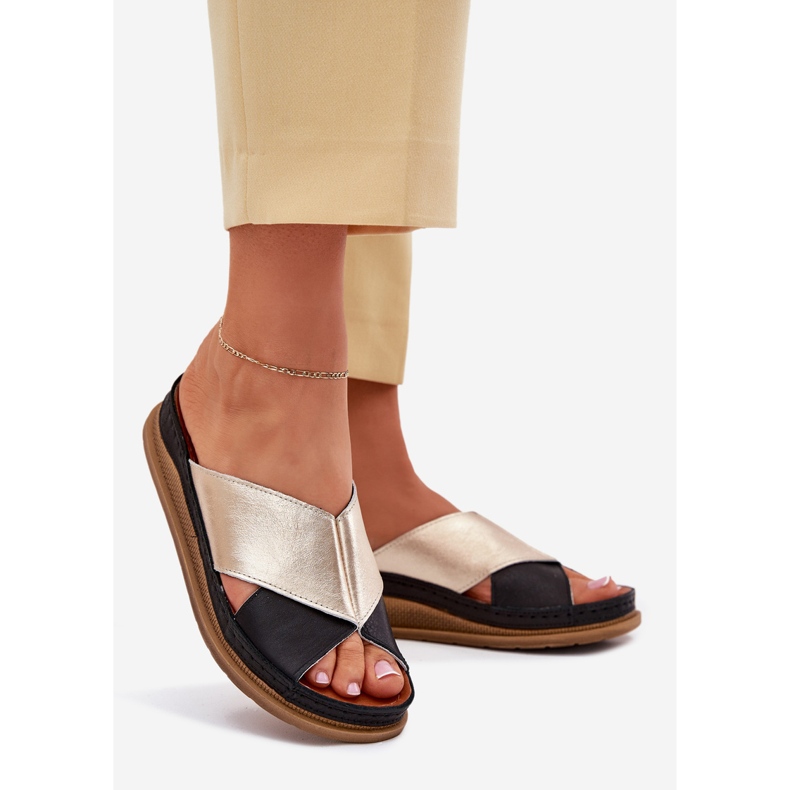 Flip de couro feminino na Maciejka L4986-25 Plataforma-Black Gold-Black preto 1