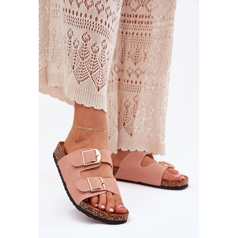 Chinelos femininos em uma plataforma de cortiça com grampos dourados rosa 2