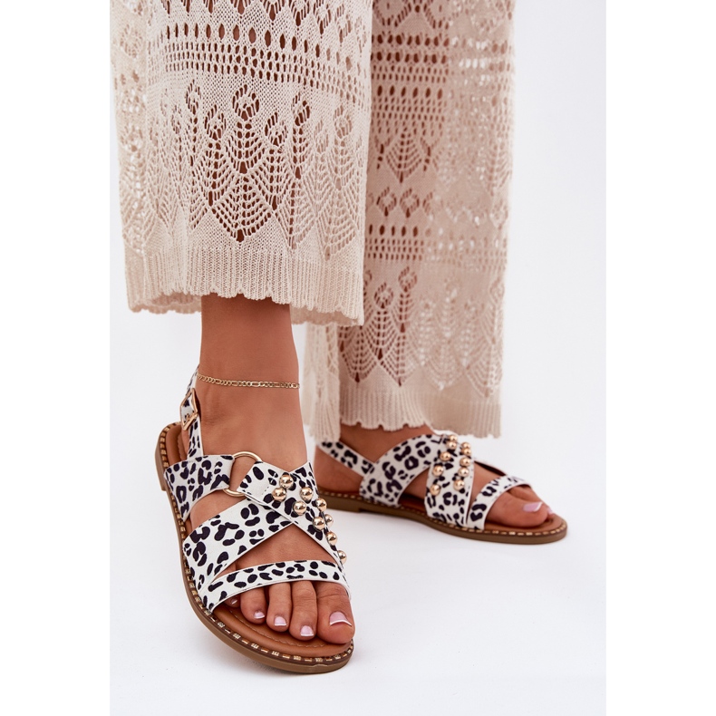 Sandálias femininas de salto plano com pregos dourados-brancos 2 Sandálias femininas de salto plano com pregos dourados-brancos 2