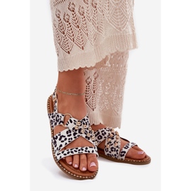 Sandálias femininas de salto plano com pregos dourados-brancos 1 Sandálias femininas de salto plano com pregos dourados-brancos 1