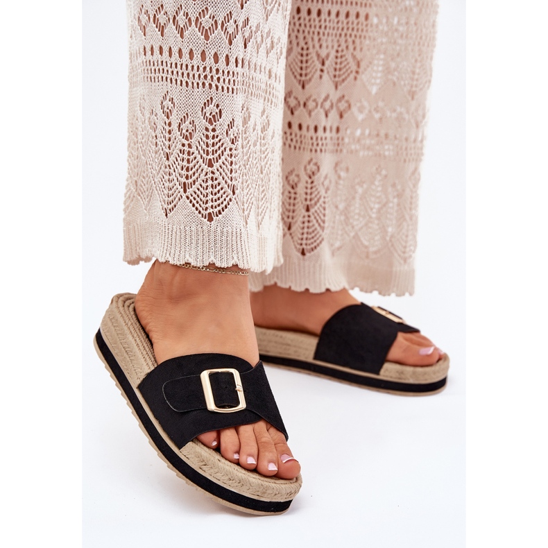 Flips femininos na plataforma com um grampo dourado preto 2 Flips femininos na plataforma com um grampo dourado preto 2