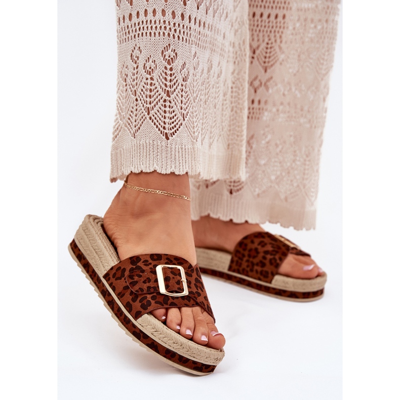 Flips femininos na plataforma com uma fivela de leopardo de fivela dourada castanho 2 Flips femininos na plataforma com uma fivela de leopardo de fivela dourada castanho 2