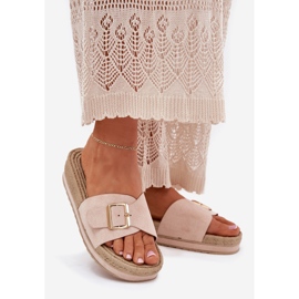 Chinelos femininos na plataforma com um grampo dourado bege 1 Chinelos femininos na plataforma com um grampo dourado bege 1