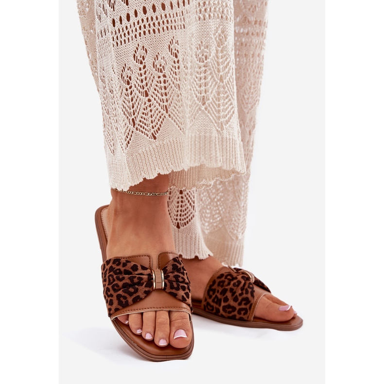 Chinelos femininos de grama plana com um arco de camelo marrom 1