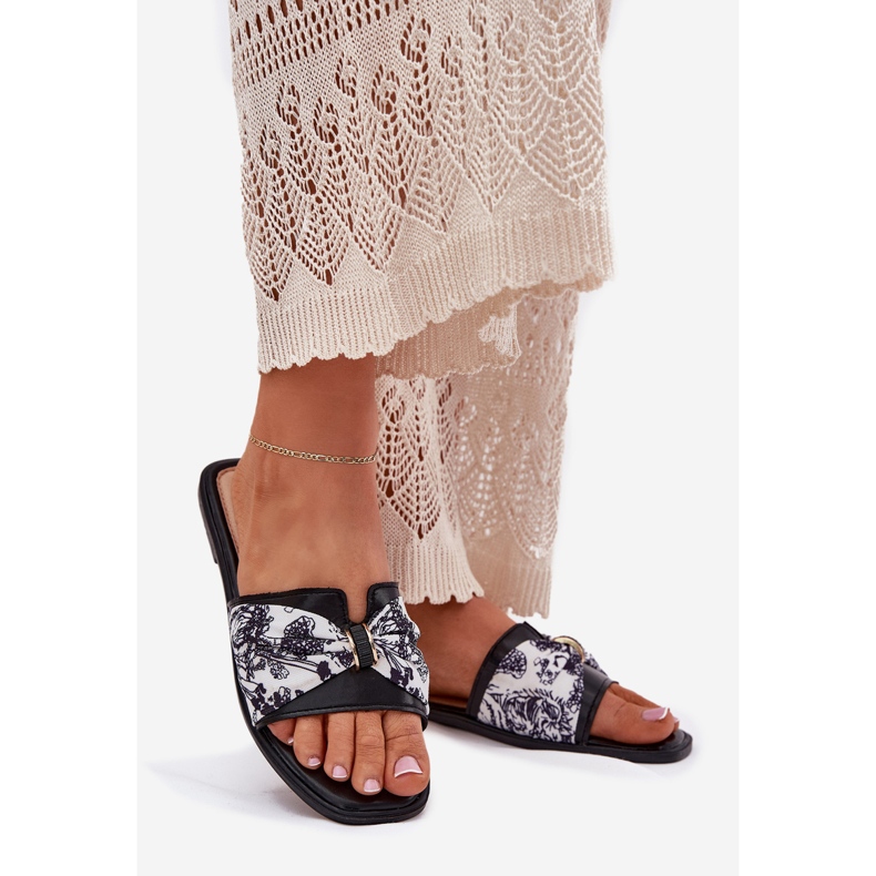 Chinelos femininos de grama plana com um laço preto 1