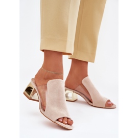 Chinelos femininos no bege da luz do pilar dourado 2