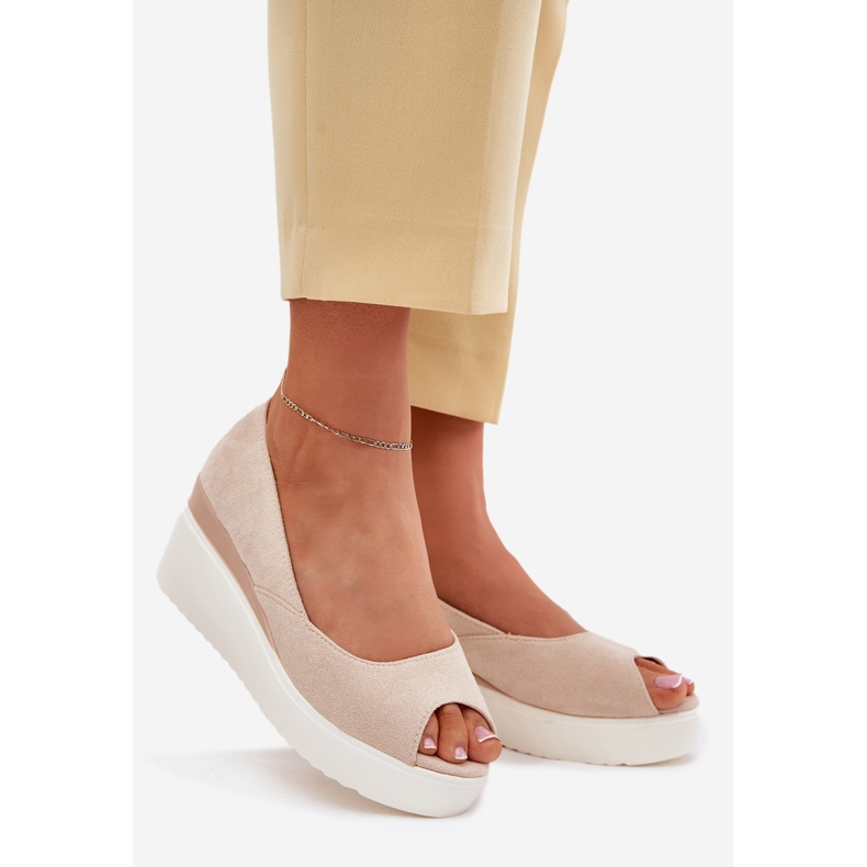 Sandálias femininas para uma cunha com bege leve de camurça ecológica 1 Sandálias femininas para uma cunha com bege leve de camurça ecológica 1