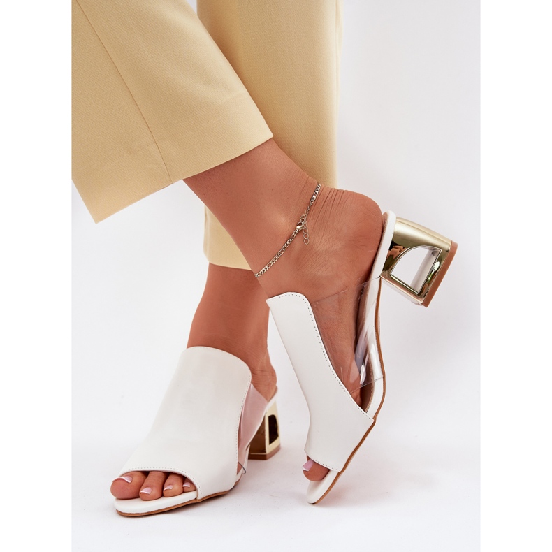 Chinelos femininos no post branco 2 Chinelos femininos no post branco 2