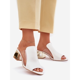 Chinelos femininos no post branco 1