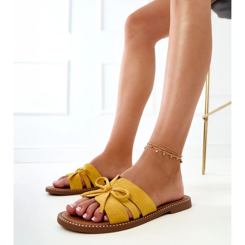 Chinelos amarelos com um arco e decoração nas bordas 1