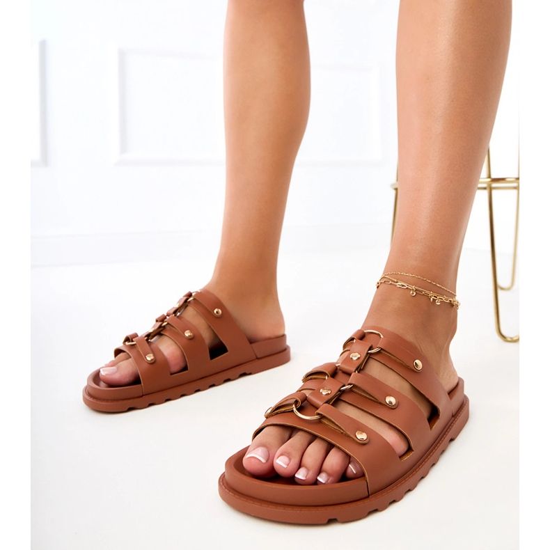 Flip -flops romanos marrons com pregos marrom 1