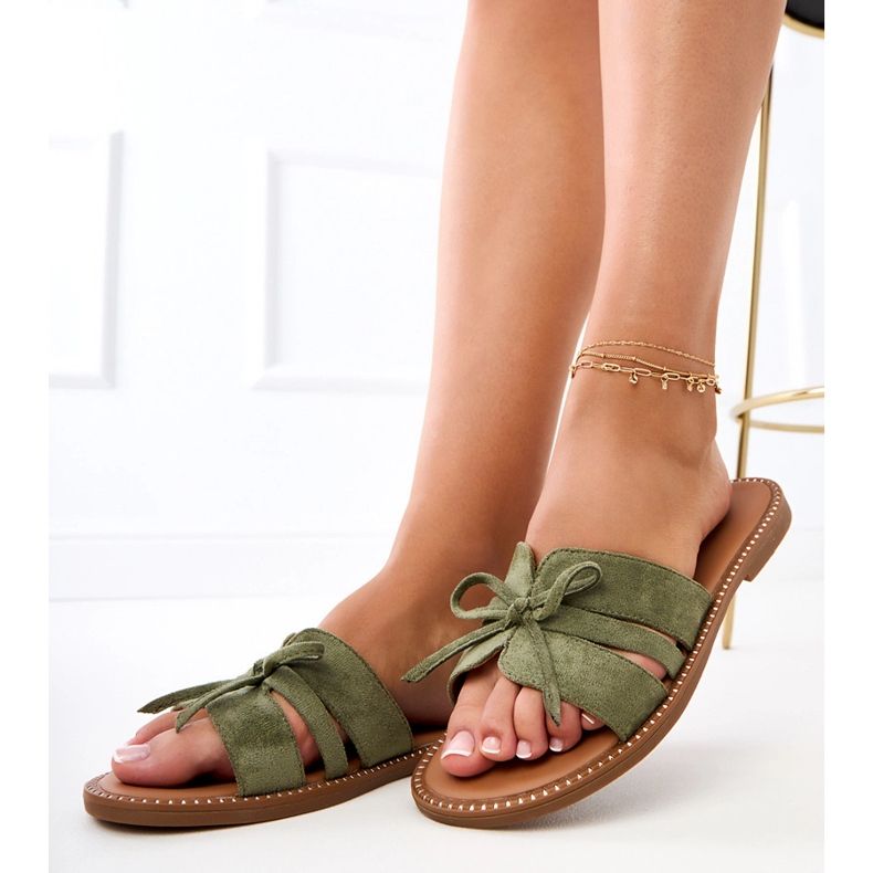 Chinelos verdes com um arco e decoração nas bordas 1