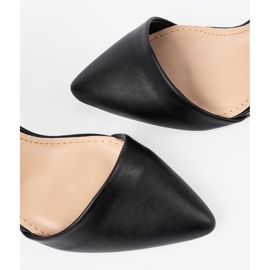 Bombas pretas em um salto alto preto 1 Bombas pretas em um salto alto preto 1