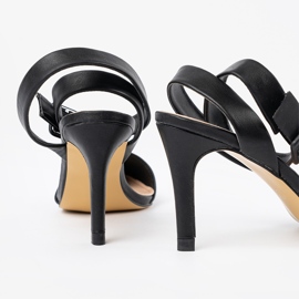 Bombas pretas em um salto alto preto 2 Bombas pretas em um salto alto preto 2