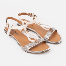 Sandálias brancas e prateadas com decorações douradas multicolorido 2 Sandálias brancas e prateadas com decorações douradas multicolorido 2