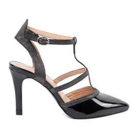 Bombas pretas em um salto alto preto 2