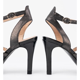 Bombas pretas em um salto alto preto 1