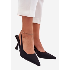 Sandálias femininas em um alfinete preto 1