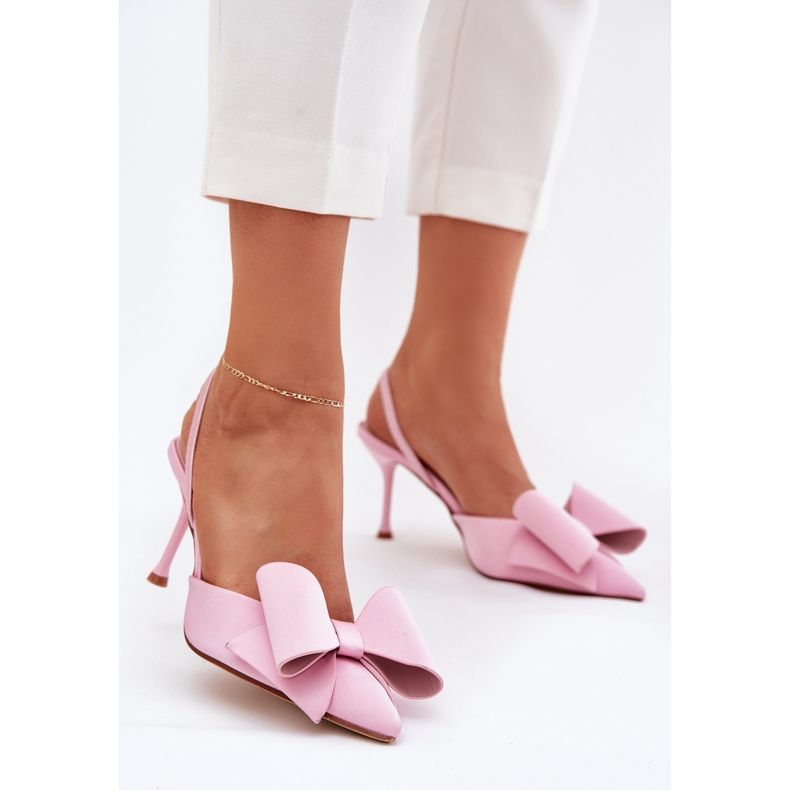 Saltos altos com saltos nus e um arco rosa 2