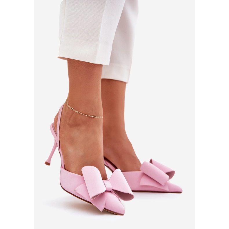 Saltos altos com saltos nus e um arco rosa 1